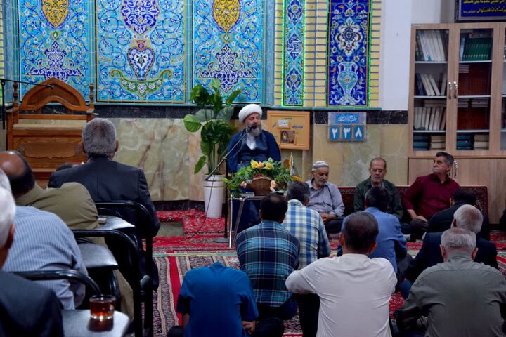 تصویر/ دیدار امام جمعه آران و بیدگل با خانواده معلم شهید داوود صلاتی