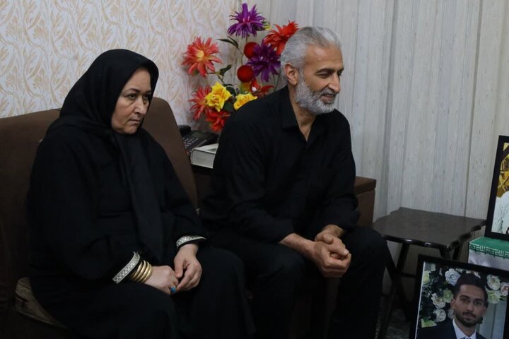 تصاویر/ حضور نماینده ولی فقیه در منزل شهید ناوشکن دنا
