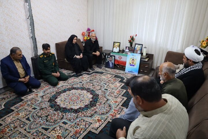 تصاویر/ حضور نماینده ولی فقیه در منزل شهید ناوشکن دنا