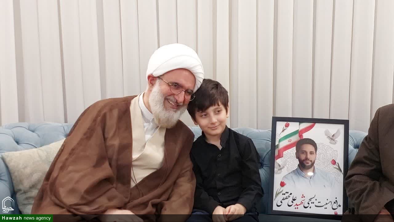 دیدار رئیس شورای سیاست‌گذاری ائمه جمعه با خانواده شهید علی محققی + عکس