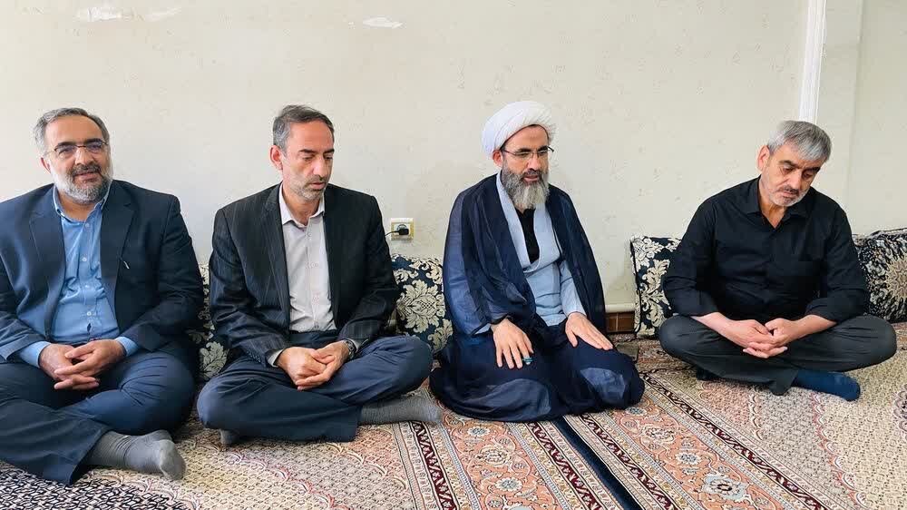 دیدار امام جمعه شهرستان فردیس با خانواده‌های معظم شهیدان رضایی و رضازاده + عکس