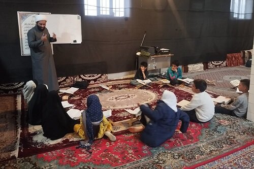 کلاس‌های قرآن و مباحث فرهنگی، اجتماعی در روستای هریل‌آباد بیستون برگزار می‌شود+عکس