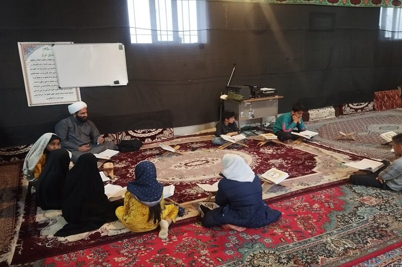 کلاس‌های قرآن و مباحث فرهنگی، اجتماعی در روستای هریل‌آباد بیستون برگزار می شود+عکس