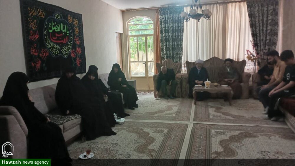 دیدار حوزویان با خانواده شهدای جنگ تحمیلی سوم در بروجرد