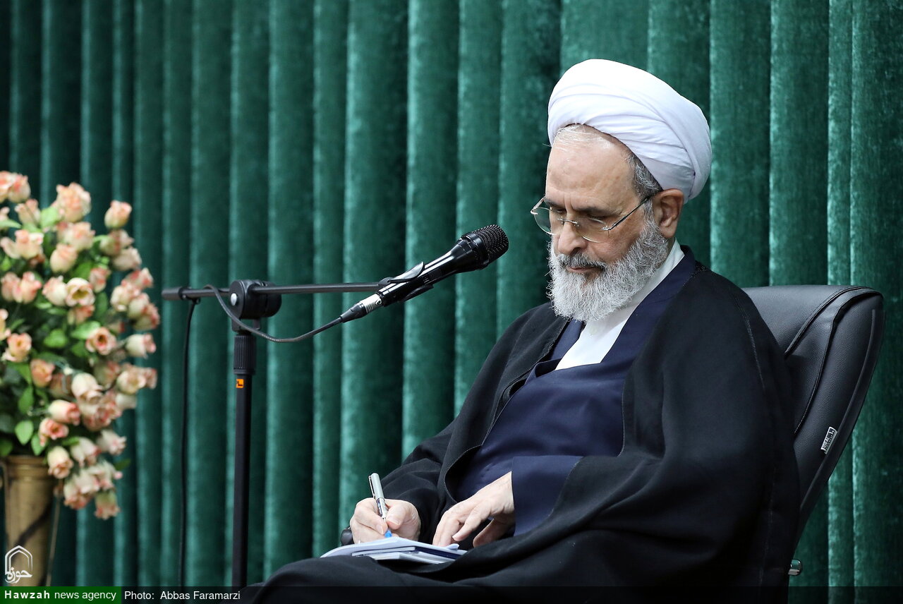 ادای احترام آیت الله اعرافی به مقام شهدا و قدردانی از زحمات شبانه روزی امدادگران و مسئولین هلال احمر