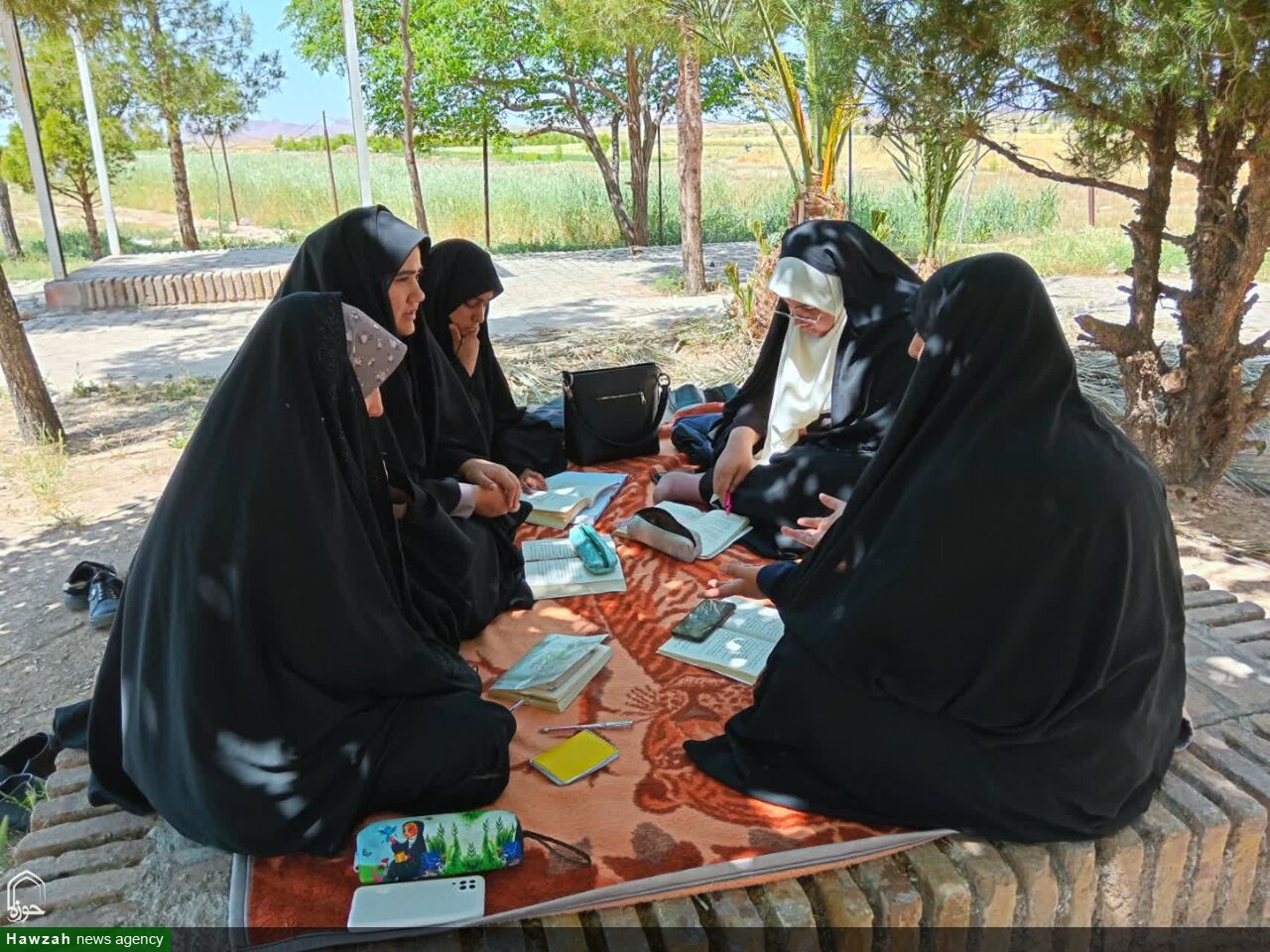 آسمانی شدن کلاس درس؛ طلاب خوسف در جوار امام‌زاده سلطان ابوالقاسم (ع) به علم‌آموزی پرداختند + عکس
