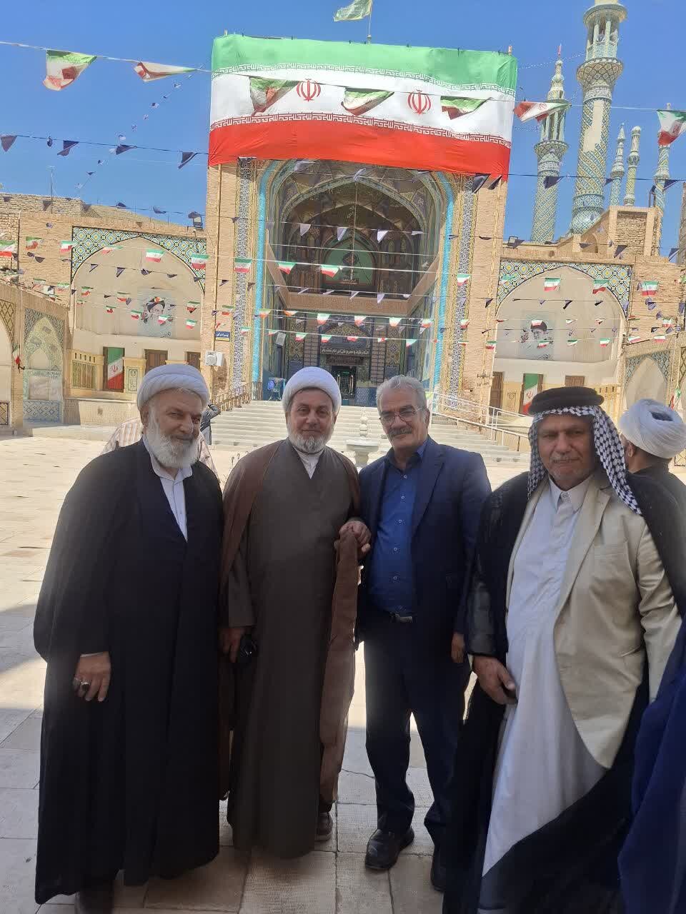 مراسم نصب پرچم جمهوری اسلامی درحرم علی بن باقر(ع) برگزارشد