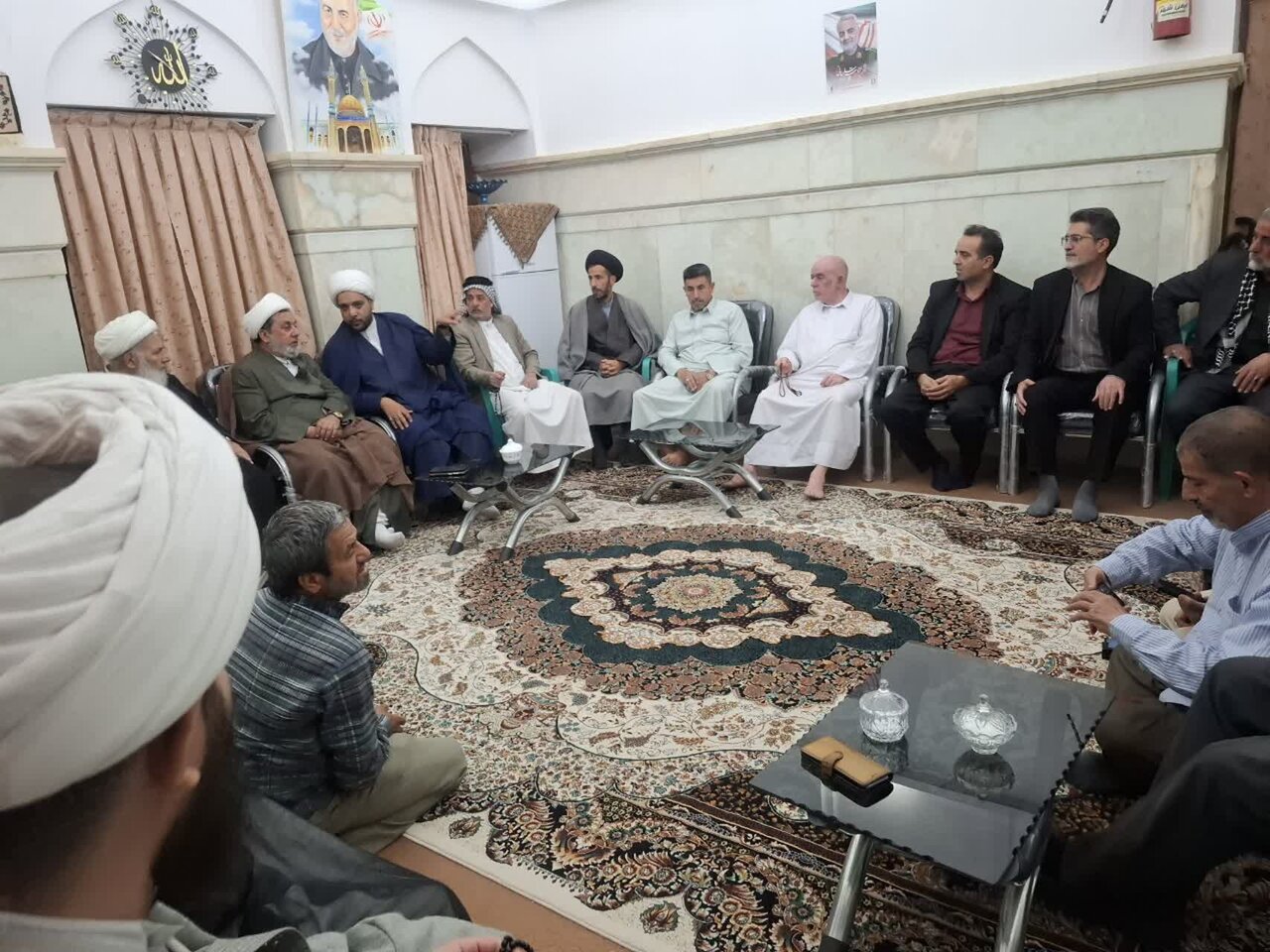 مراسم نصب پرچم جمهوری اسلامی درحرم علی بن باقر(ع) برگزارشد