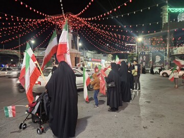 تصاویر/ بیست و نهمین شب پرچم گردانی دور میدان انقلاب در محله ابن سینای امیرکلا