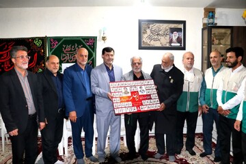 بسیجیان شهرداری کاشان با خانواده خلبان شهید مصطفی رضایی دیدار کردند