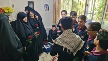 تصاویر/ دیدار تعدادی از دانش آموزان جویباری با خانواده شهید حجت الاسلام والمسلمین سید رضا ابراهیمی از شهدای جنگ رمضان