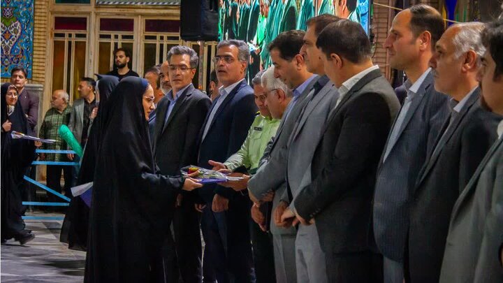 تصاویر/هفتادمین تجمع شبانه مردم آران و بیدگل دردفاع از وطن	در هلال بن علی