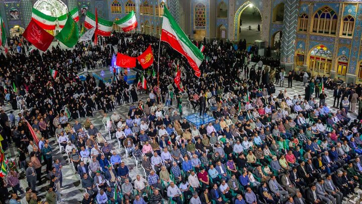 تصاویر/هفتادمین تجمع شبانه مردم آران و بیدگل دردفاع از وطن	در هلال بن علی