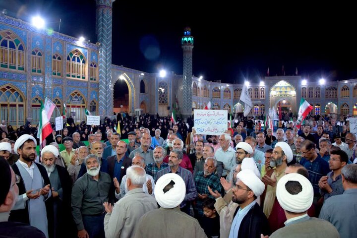 تصاویر/ هفتاد و یکمین شب از حماسه حضور مردم دارالشهدای آران وبیدگل در دفاع از وطن
