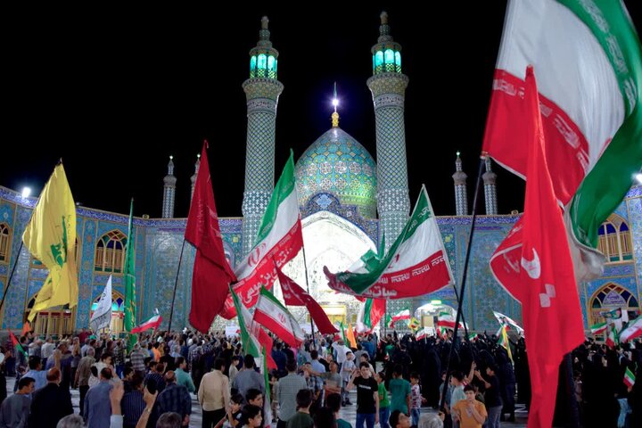 تصاویر/ هفتاد و یکمین شب از حماسه حضور مردم دارالشهدای آران وبیدگل در دفاع از وطن