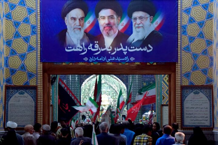 تصاویر/ هفتاد و یکمین شب از حماسه حضور مردم دارالشهدای آران وبیدگل در دفاع از وطن