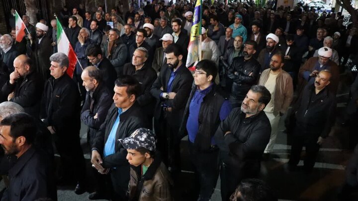 تصاویر/ هفتاد و یکمین شب؛ میدان اصلی شهرستان غرق در شعارهای مرگ بر آمریکا و مرگ بر اسرائیل