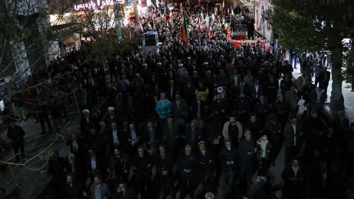تصاویر/ هفتاد و یکمین شب؛ میدان اصلی شهرستان غرق در شعارهای مرگ بر آمریکا و مرگ بر اسرائیل
