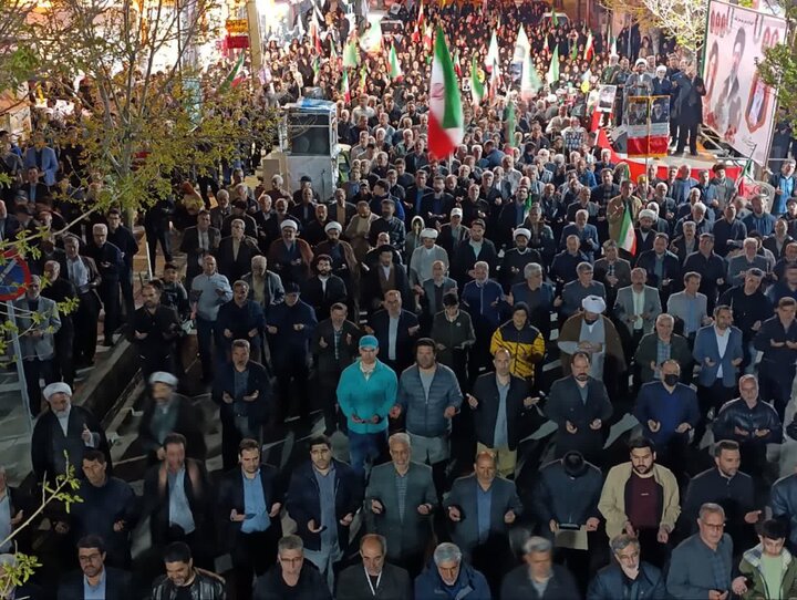 تصاویر/ هفتاد و یکمین شب؛ میدان اصلی شهرستان غرق در شعارهای مرگ بر آمریکا و مرگ بر اسرائیل