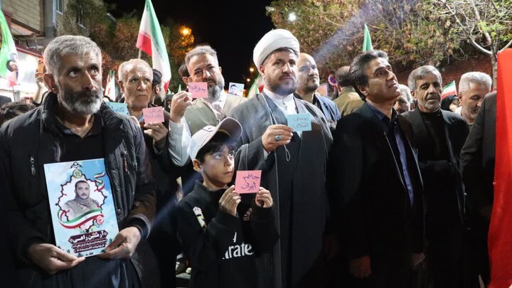 تصاویر/ هفتاد و یکمین شب؛ میدان اصلی شهرستان غرق در شعارهای مرگ بر آمریکا و مرگ بر اسرائیل