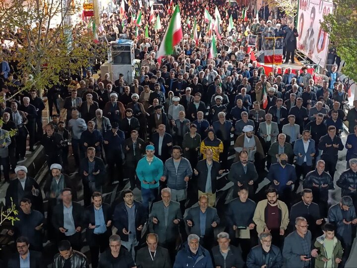 تصاویر/ هفتاد و یکمین شب؛ میدان اصلی شهرستان غرق در شعارهای مرگ بر آمریکا و مرگ بر اسرائیل