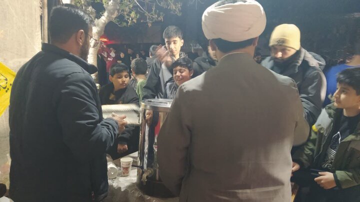 تصاویر/ استمرار فعالیت جهادی طلاب خواهر و برادر در تکاب در قالب موکب مردمی
