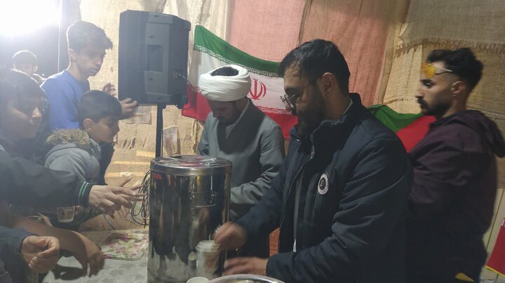 تصاویر/ استمرار فعالیت جهادی طلاب خواهر و برادر در تکاب در قالب موکب مردمی