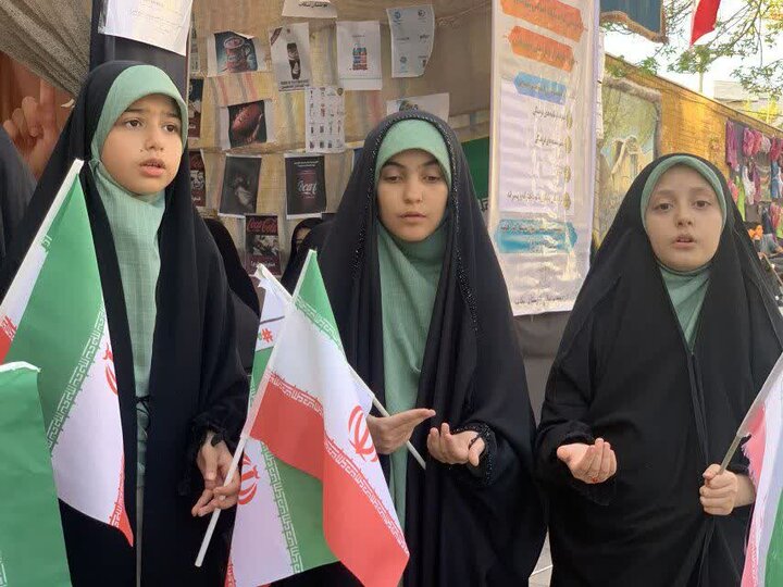 تصاویر/ استمرار فعالیت جهادی طلاب خواهر و برادر در تکاب در قالب موکب مردمی