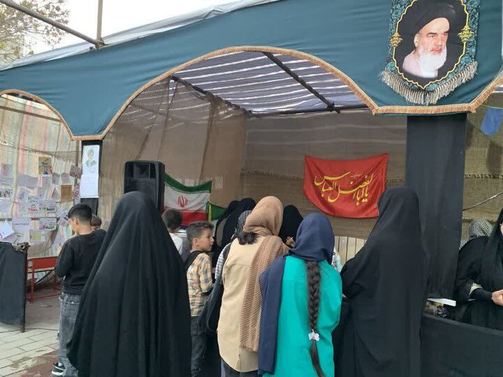 تصاویر/ استمرار فعالیت جهادی طلاب خواهر و برادر در تکاب در قالب موکب مردمی
