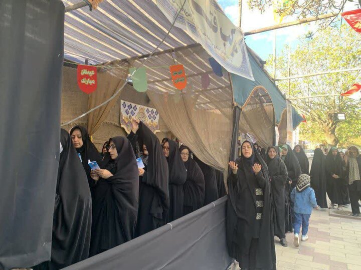 تصاویر/ استمرار فعالیت جهادی طلاب خواهر و برادر در تکاب در قالب موکب مردمی