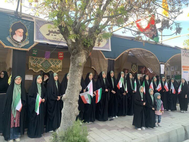 تصاویر/ استمرار فعالیت جهادی طلاب خواهر و برادر در تکاب در قالب موکب مردمی
