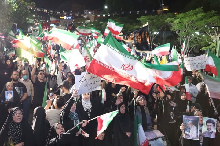 تصاویر / اجتماع مردمی «شب‌های اقتدار» در حمایت از کیان ملی ایران با حضور مردم غرورآفرین شهر سمنان