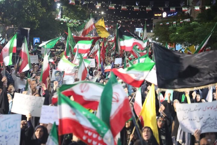 تصاویر / اجتماع مردمی «شب‌های اقتدار» در حمایت از کیان ملی ایران با حضور مردم غرورآفرین شهر سمنان