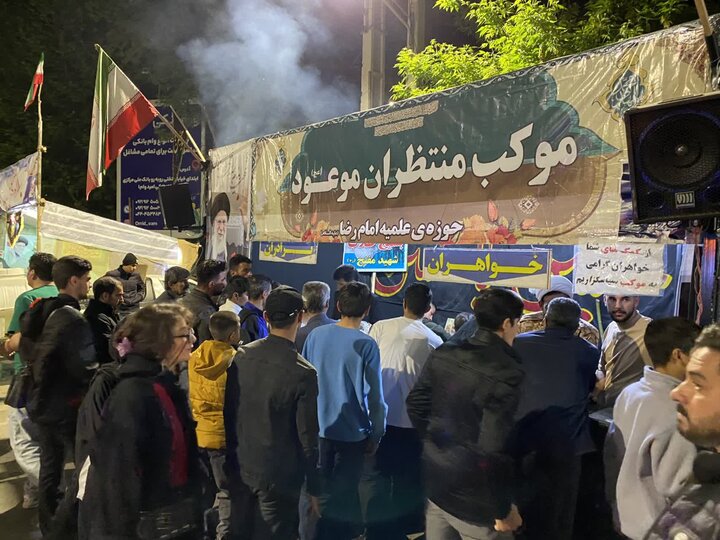 تصاویر/ استمرار فعالیت موکب فرهنگی تبیینی و پذیرایی مدرسه علمیه امام رضا (ع) میاندوآب