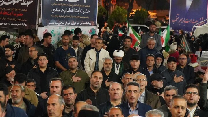 تصاویر/ میدان اصلی شهرستان چالدران بار دیگر مملو از جمعیتی شد که خونخواهی رهبر شهید را سر می‌دادند