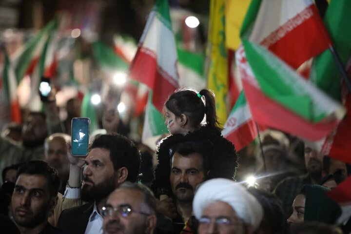 تصاویر/ هفتاد و یکمین شب متوالی؛ نمایش اقتدار مردمی در حمایت از نظام و نیروهای مسلح در ارومیه