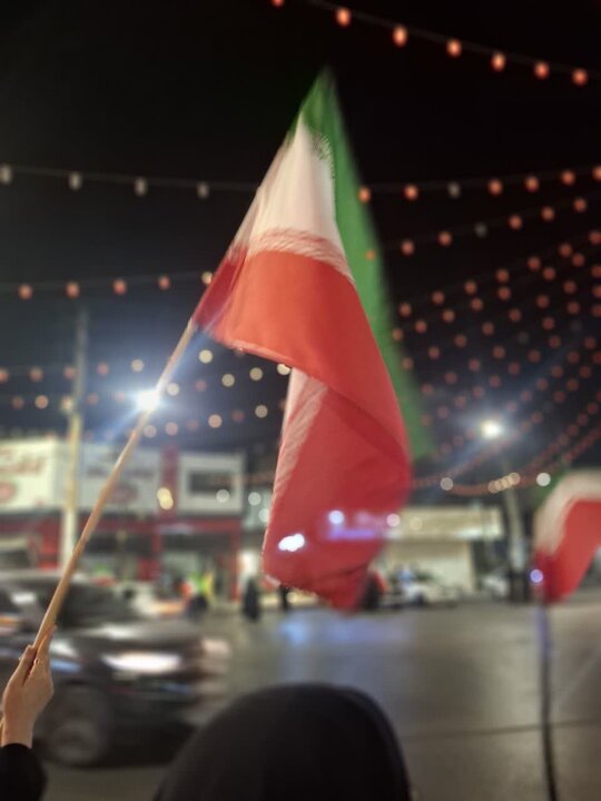 تصاویر/ بیست و نهمین شب پرچم گردانی دور میدان انقلاب در محله ابن سینای امیرکلا