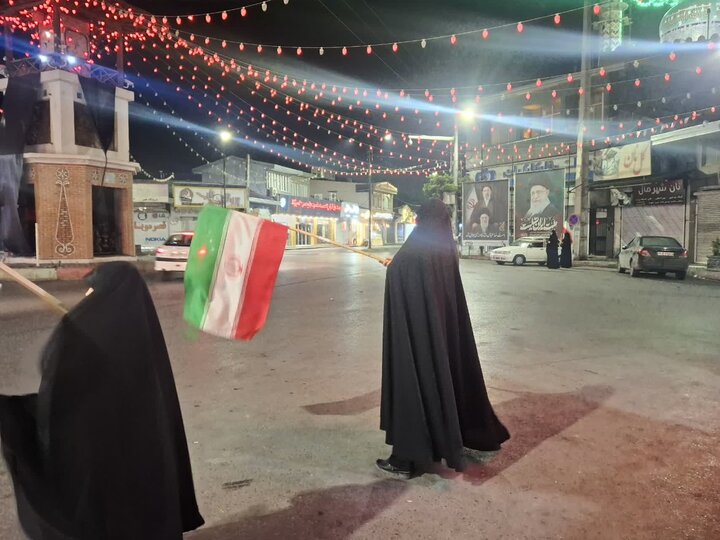تصاویر/ بیست و نهمین شب پرچم گردانی دور میدان انقلاب در محله ابن سینای امیرکلا
