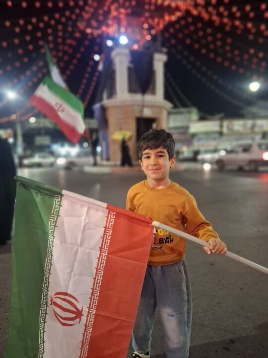 تصاویر/ بیست و نهمین شب پرچم گردانی دور میدان انقلاب در محله ابن سینای امیرکلا