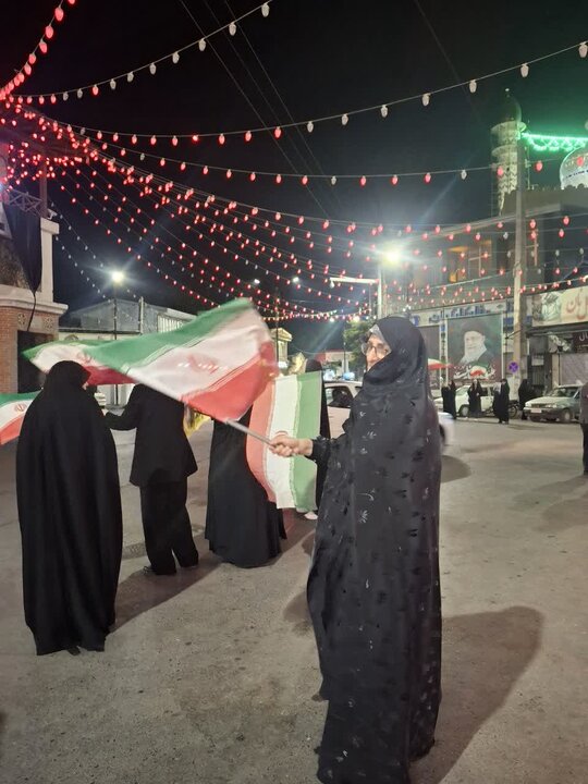 تصاویر/ بیست و نهمین شب پرچم گردانی دور میدان انقلاب در محله ابن سینای امیرکلا