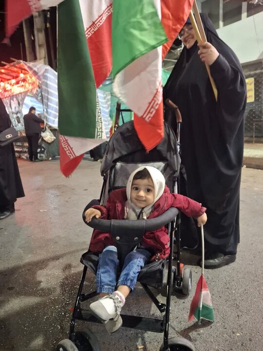 تصاویر/ بیست و نهمین شب پرچم گردانی دور میدان انقلاب در محله ابن سینای امیرکلا