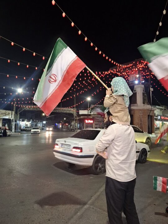 تصاویر/ بیست و نهمین شب پرچم گردانی دور میدان انقلاب در محله ابن سینای امیرکلا