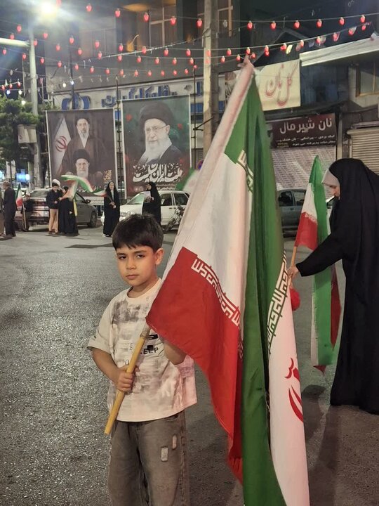 تصاویر/ بیست و نهمین شب پرچم گردانی دور میدان انقلاب در محله ابن سینای امیرکلا