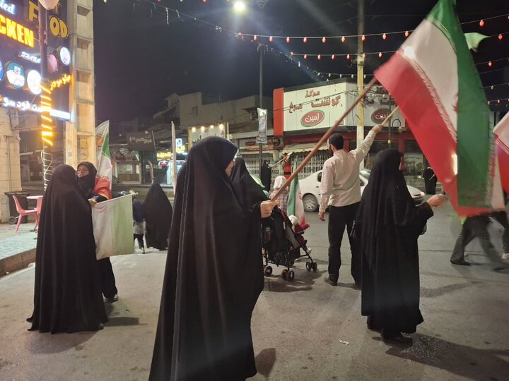 تصاویر/ بیست و نهمین شب پرچم گردانی دور میدان انقلاب در محله ابن سینای امیرکلا
