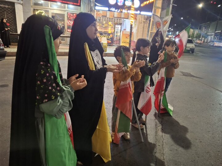 تصاویر/ بیست و نهمین شب پرچم گردانی دور میدان انقلاب در محله ابن سینای امیرکلا