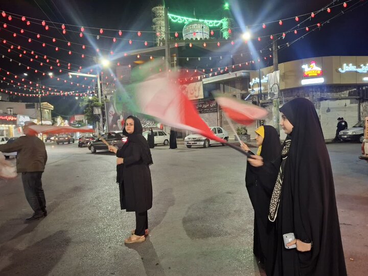 تصاویر/ بیست و نهمین شب پرچم گردانی دور میدان انقلاب در محله ابن سینای امیرکلا
