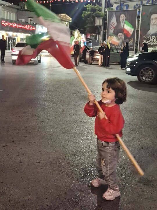 تصاویر/ بیست و نهمین شب پرچم گردانی دور میدان انقلاب در محله ابن سینای امیرکلا