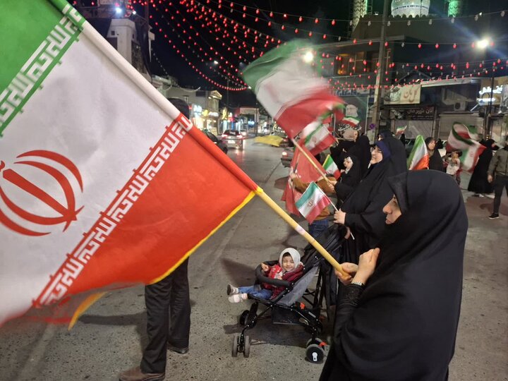 تصاویر/ بیست و نهمین شب پرچم گردانی دور میدان انقلاب در محله ابن سینای امیرکلا