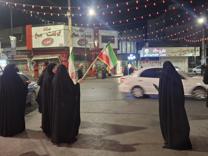 تصاویر/ بیست و نهمین شب پرچم گردانی دور میدان انقلاب در محله ابن سینای امیرکلا