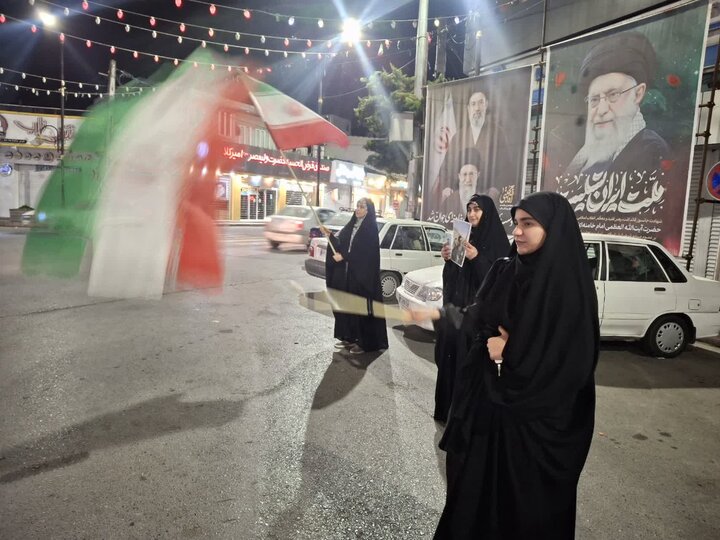 تصاویر/ بیست و نهمین شب پرچم گردانی دور میدان انقلاب در محله ابن سینای امیرکلا
